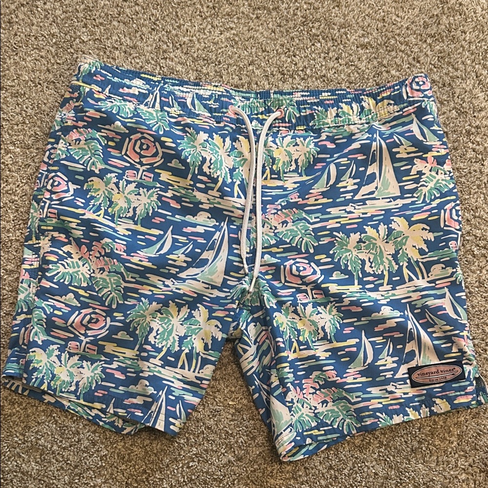 Vineyard Vines men's swim trunks in an "Island Boats"  tropical Size XS